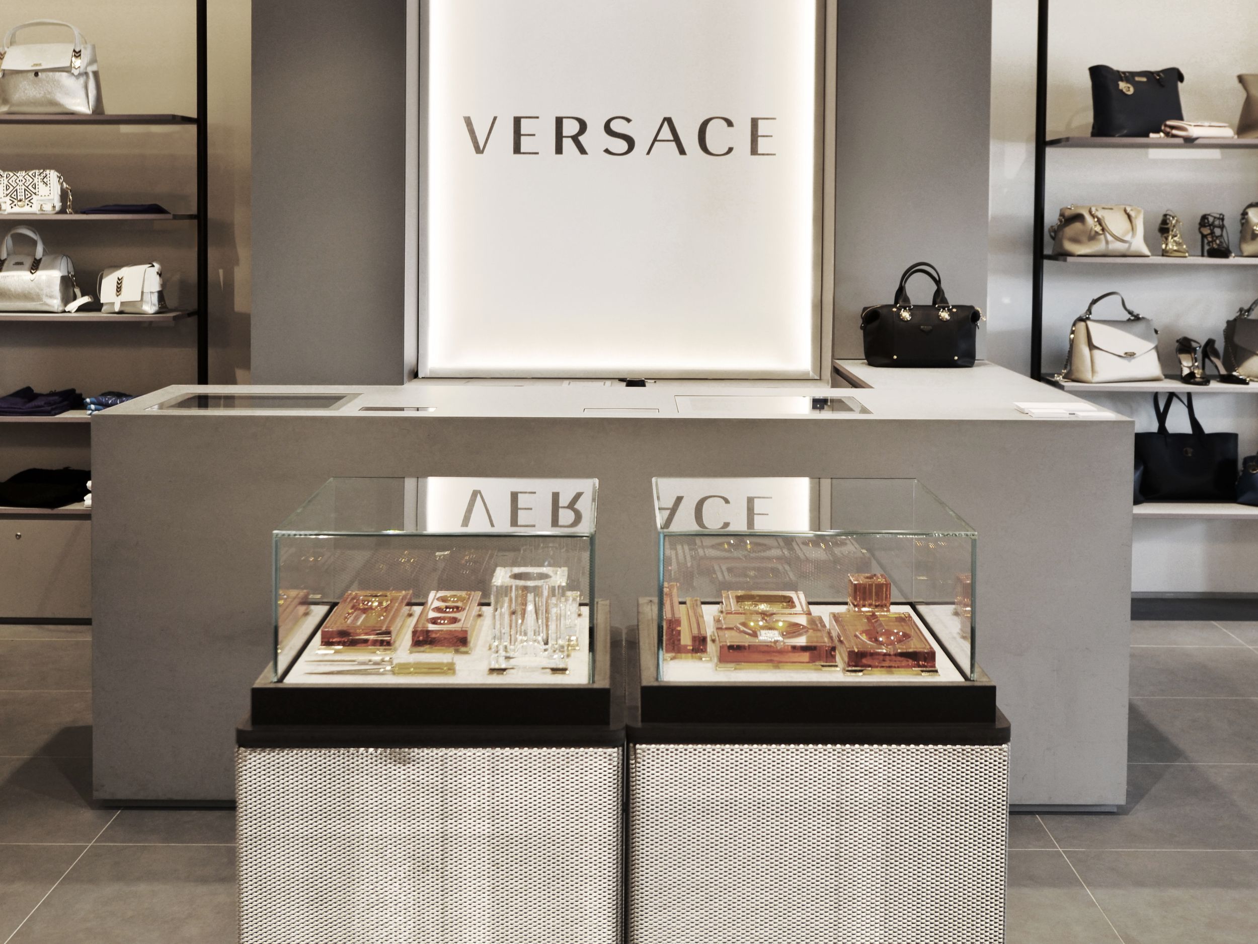 Versace_Outlet_03